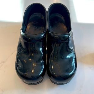 Dansko XP 2.0 Clogs  – Lightweight Slip Resistant Footwear Size 41- Patent Black